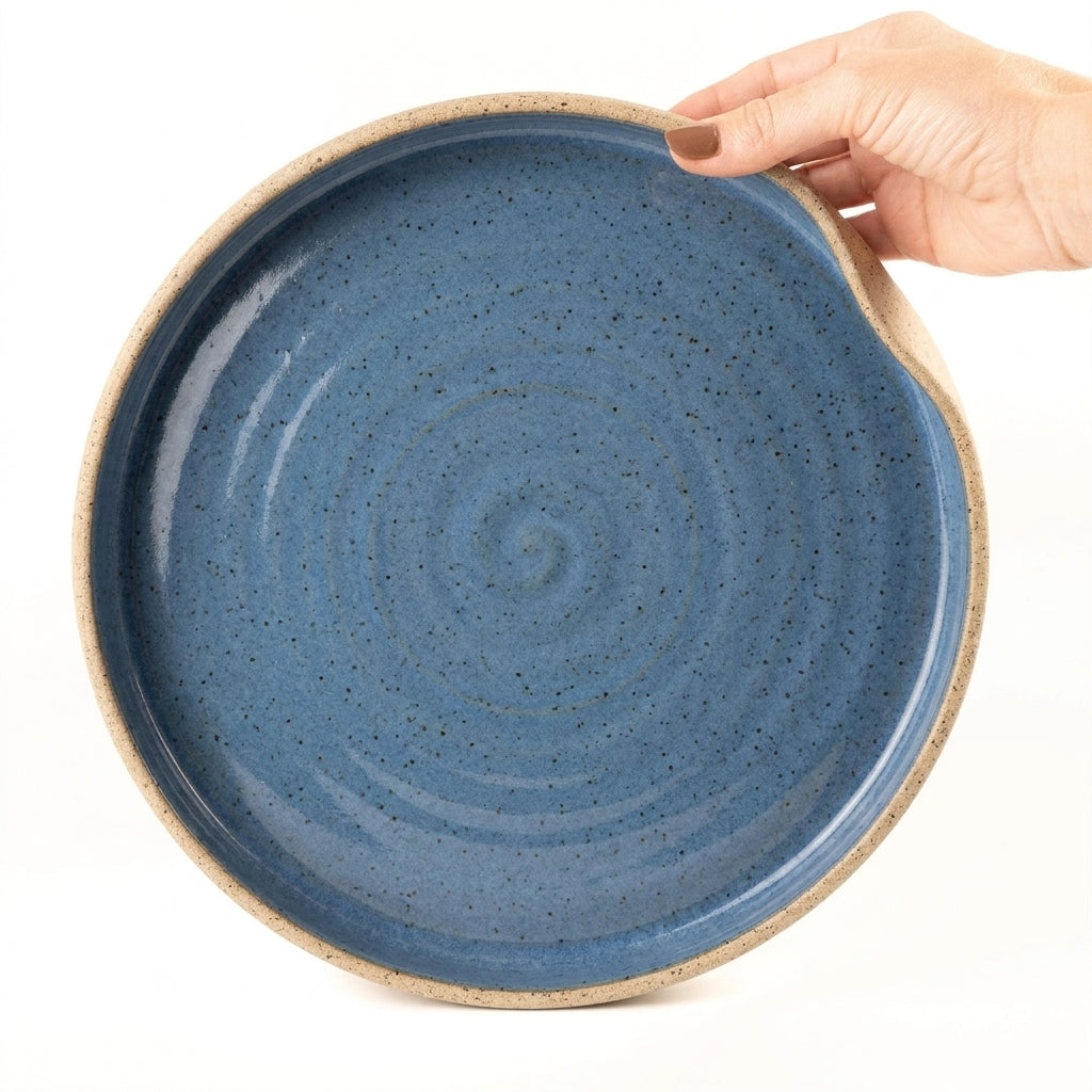 Prato fundo borda reta amassadinha em cerâmica artesanal — tamanho 28CM x 4CM, argila Flocos, esmalte Azul Safira