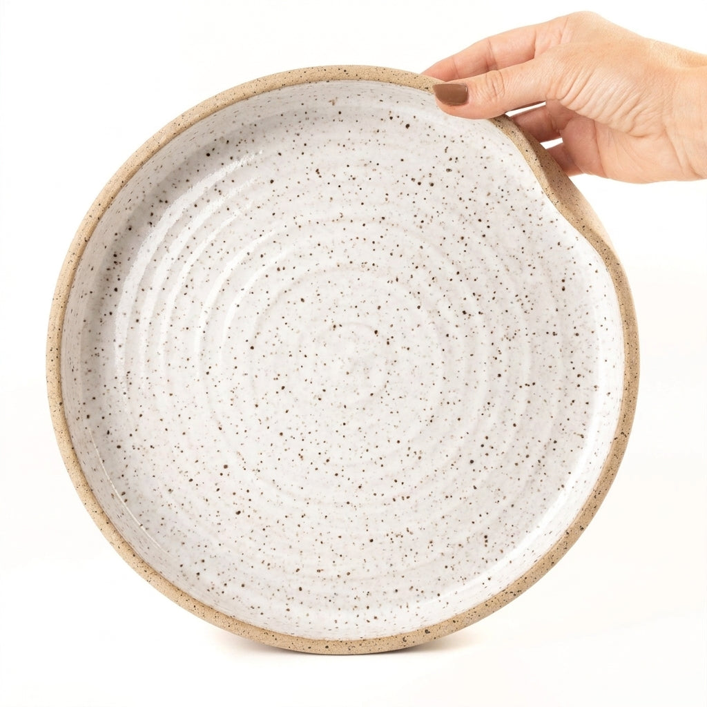 Prato fundo borda reta amassadinha em cerâmica artesanal — tamanho 28CM x 4CM, argila Flocos, esmalte Branco AMME