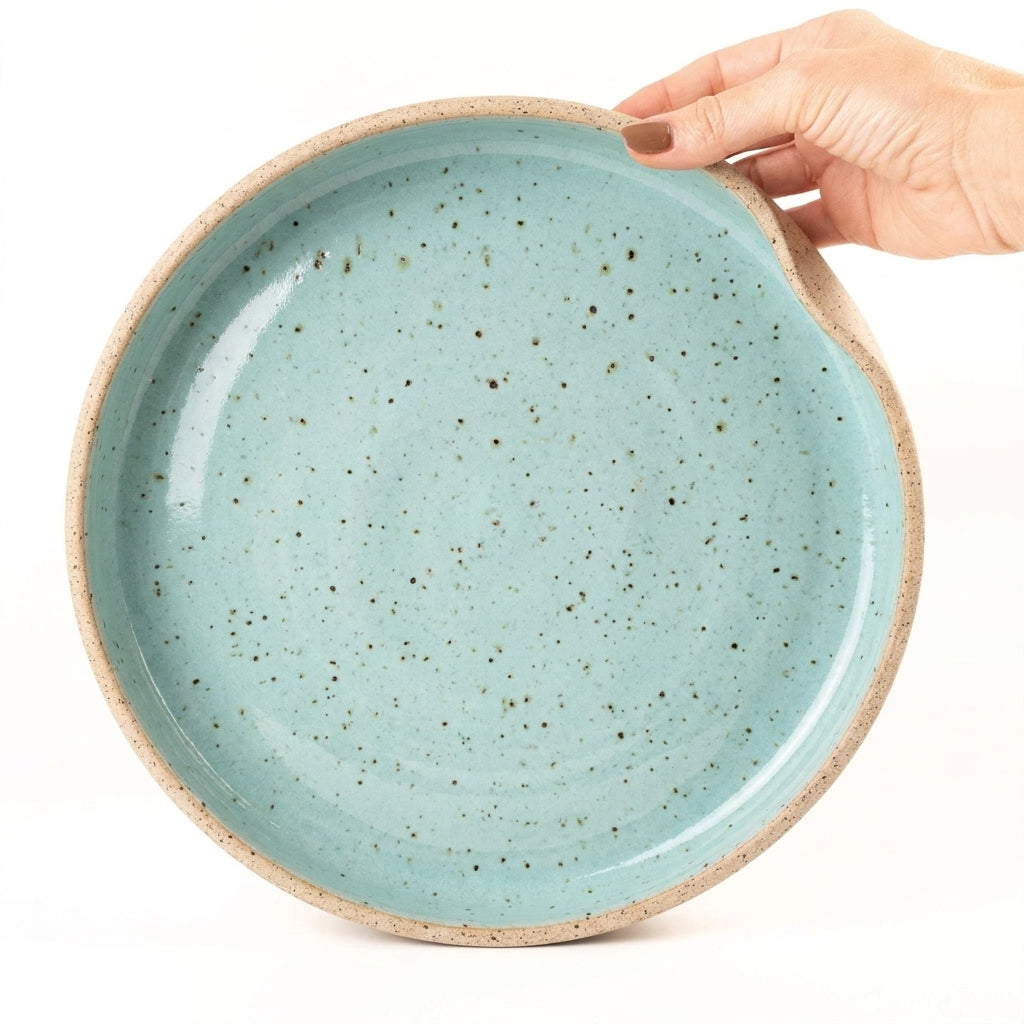 Prato fundo borda reta amassadinha em cerâmica artesanal — tamanho 28CM x 4CM, argila Flocos, esmalte Jujuba