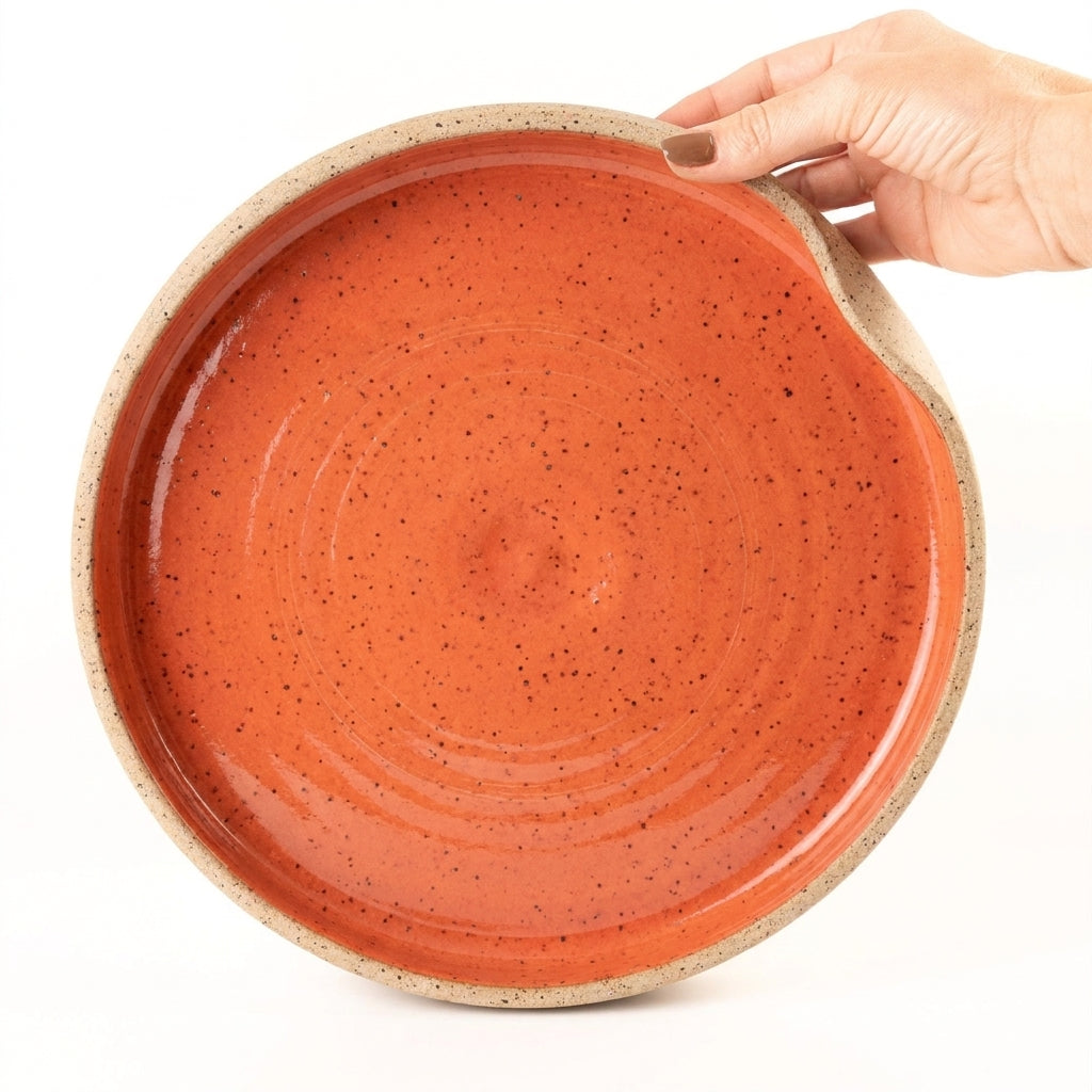 Prato fundo borda reta amassadinha em cerâmica artesanal — tamanho 28CM x 4CM, argila Flocos, esmalte Laranja Intenso