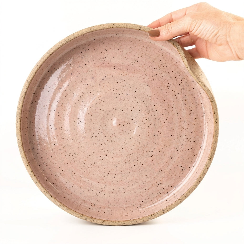 Prato fundo borda reta amassadinha em cerâmica artesanal — tamanho 28CM x 4CM, argila Flocos, esmalte Nude
