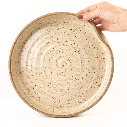 Prato fundo borda reta amassadinha em cerâmica artesanal — tamanho 28CM x 4CM, argila Flocos, esmalte Pedra Sabão