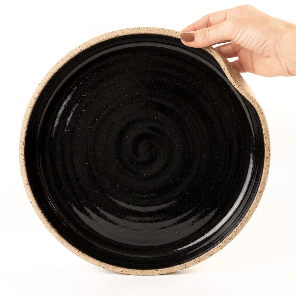 Prato fundo borda reta amassadinha em cerâmica artesanal — tamanho 28CM x 4CM, argila Flocos, esmalte Preto Ébano