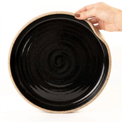 Prato fundo borda reta amassadinha em cerâmica artesanal — tamanho 28CM x 4CM, argila Flocos, esmalte Preto Ébano