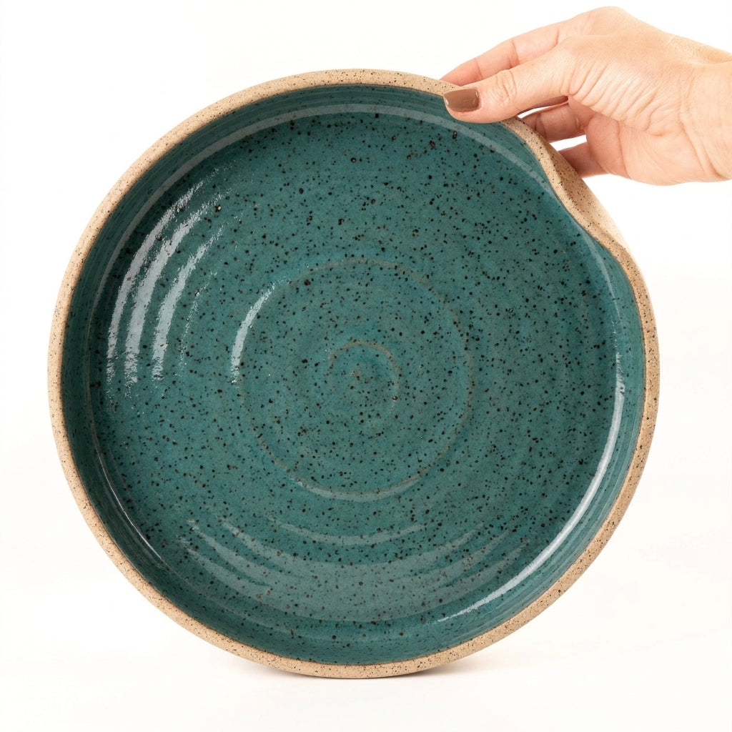 Prato fundo borda reta amassadinha em cerâmica artesanal — tamanho 28CM x 4CM, argila Flocos, esmalte Verde Exército