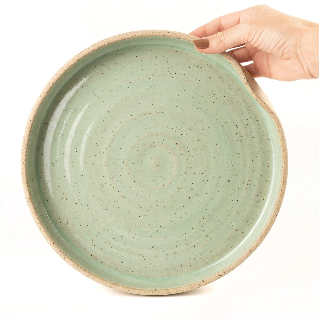 Prato fundo borda reta amassadinha em cerâmica artesanal — tamanho 28CM x 4CM, argila Flocos, esmalte Verde Menta