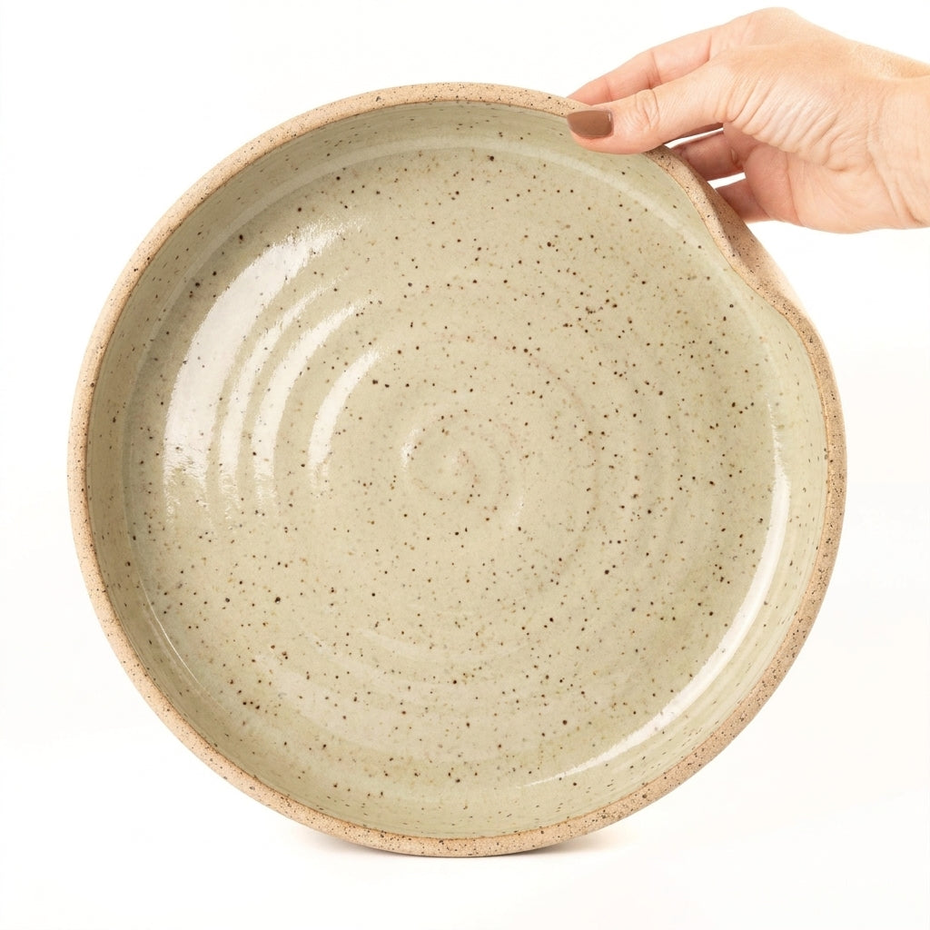 Prato fundo borda reta amassadinha em cerâmica artesanal — tamanho 28CM x 4CM, argila Flocos, esmalte Verde Pompeia
