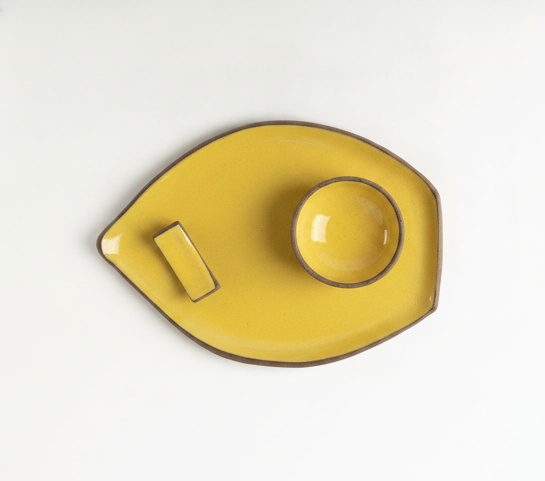Set Pratinho folha com nosoki e descanso de hashi em arco em cerâmica artesanal — argila Cappuccino, esmalte Amarelo Intenso