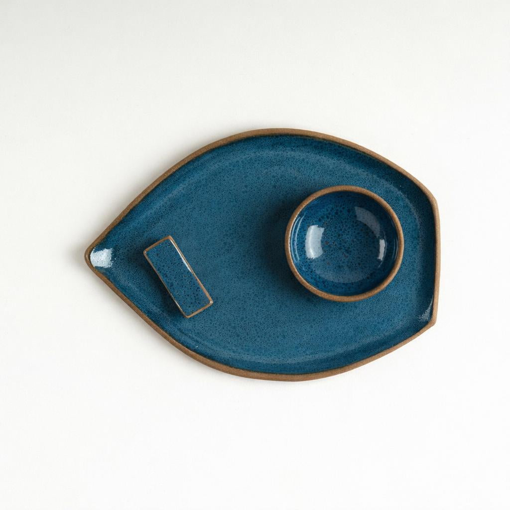 Set Pratinho folha com nosoki e descanso de hashi em arco em cerâmica artesanal — argila Cappuccino, esmalte Azul Safira