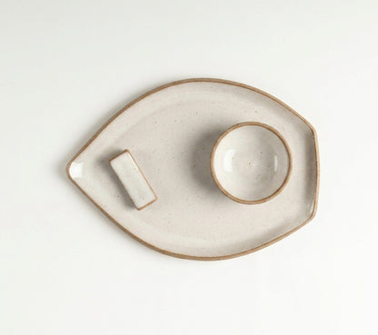 Set Pratinho folha com nosoki e descanso de hashi em arco em cerâmica artesanal — argila Cappuccino, esmalte Branco AMME