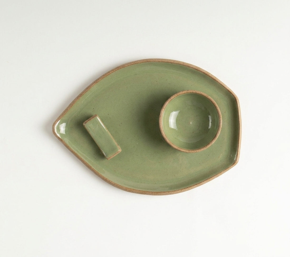 Set Pratinho folha com nosoki e descanso de hashi em arco em cerâmica artesanal — argila Cappuccino, esmalte Verde Menta