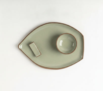 Set Pratinho folha com nosoki e descanso de hashi em arco em cerâmica artesanal — argila Cappuccino, esmalte Verde Pompeia