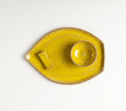 Set Pratinho folha com nosoki e descanso de hashi em arco em cerâmica artesanal — argila Flocos, esmalte Amarelo Intenso