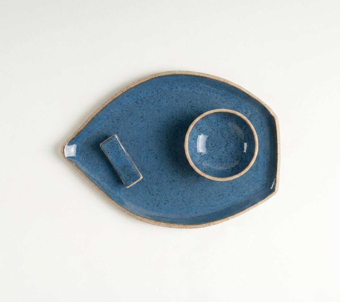 Set Pratinho folha com nosoki e descanso de hashi em arco em cerâmica artesanal — argila Flocos, esmalte Azul Safira