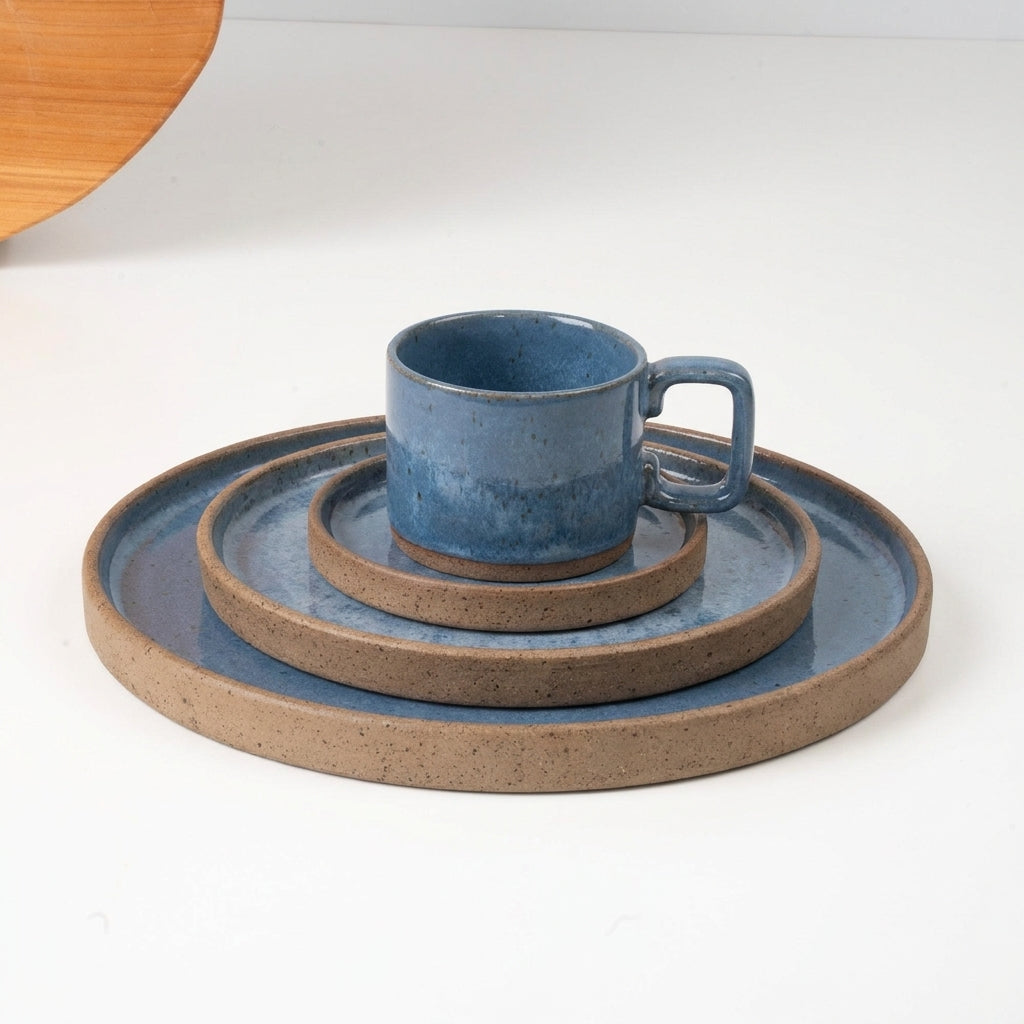 SET Refeição, sobremesa e café linha reta em cerâmica artesanal — argila Cappuccino, esmalte Azul Safira