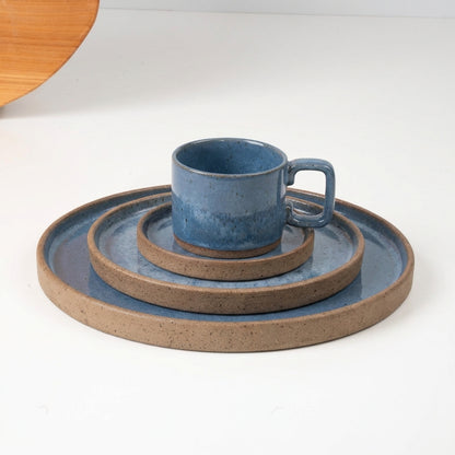 SET Refeição, sobremesa e café linha reta em cerâmica artesanal — argila Cappuccino, esmalte Azul Safira