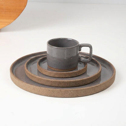 SET Refeição, sobremesa e café linha reta em cerâmica artesanal — argila Cappuccino, esmalte Grafite