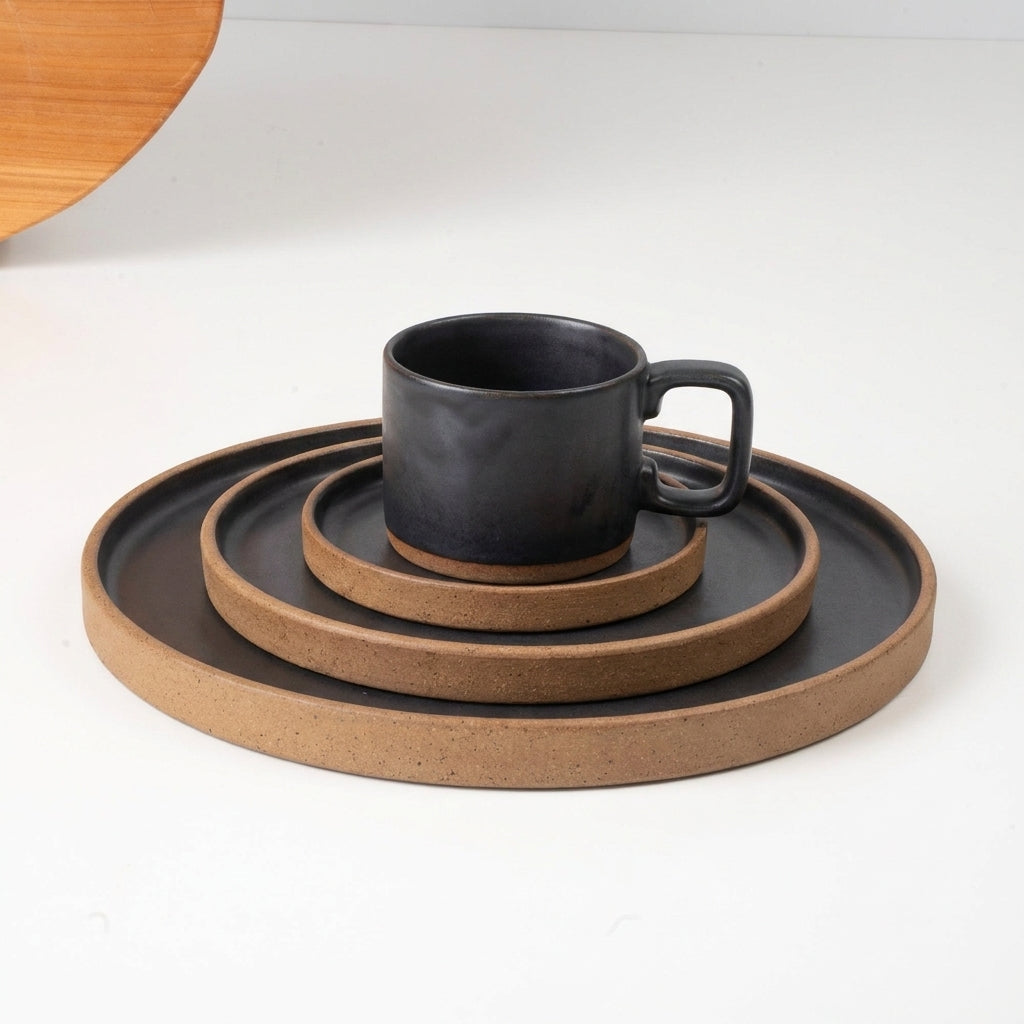 SET Refeição, sobremesa e café linha reta em cerâmica artesanal — argila Cappuccino, esmalte Preto Acetinado