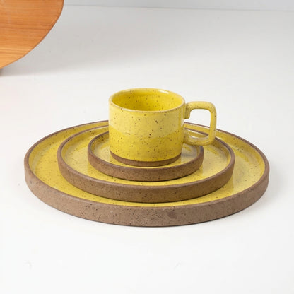 SET Refeição, sobremesa e café linha reta em cerâmica artesanal — argila Flocos, esmalte Amarelo Intenso