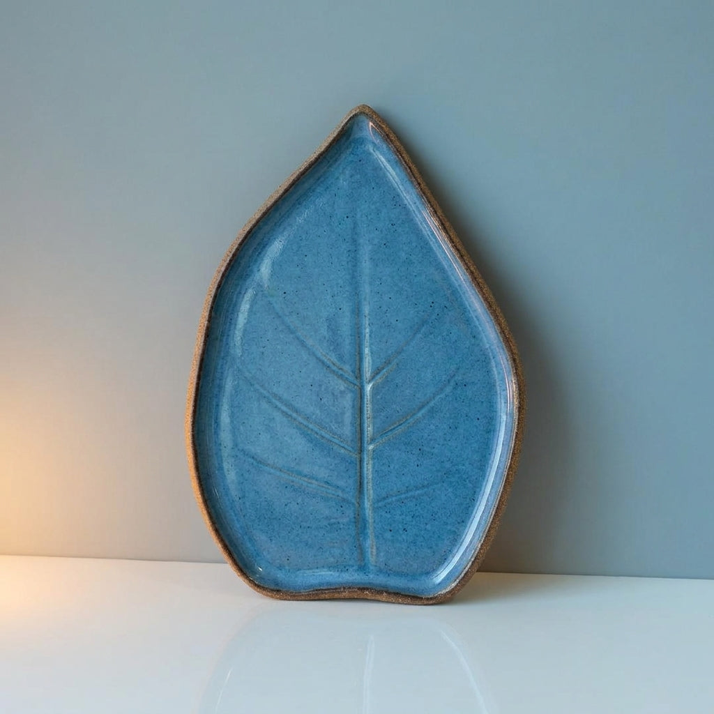 Travessa Folha Natural em cerâmica artesanal — tamanho 23CM x 19CM, argila Cappuccino, esmalte Azul Safira