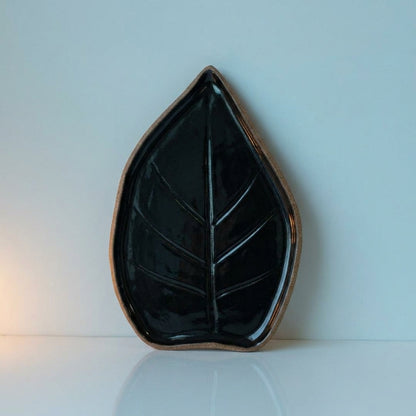 Travessa Folha Natural em cerâmica artesanal — tamanho 23CM x 19CM, argila Cappuccino, esmalte Preto Ébano