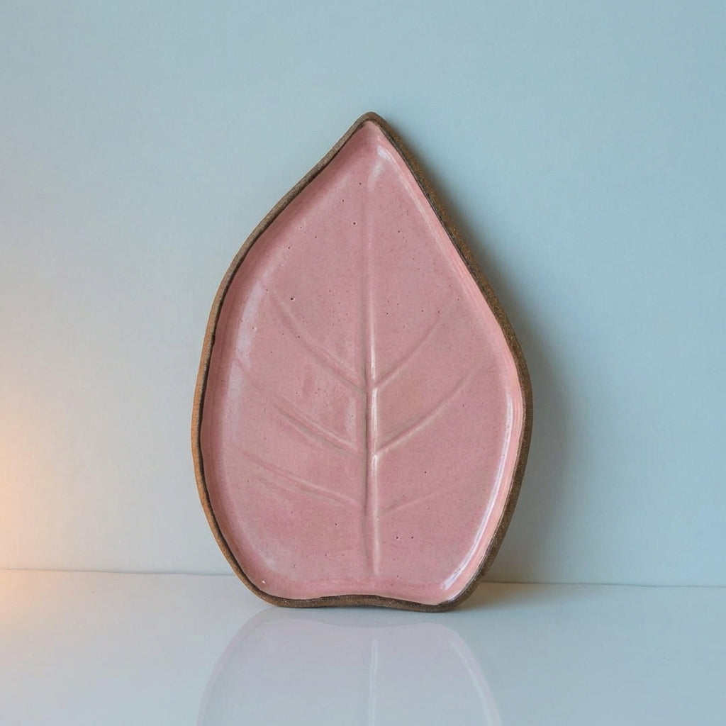 Travessa Folha Natural em cerâmica artesanal — tamanho 23CM x 19CM, argila Cappuccino, esmalte Rosa Barbie