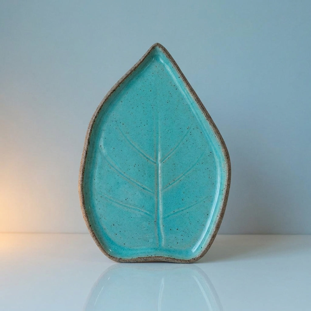 Travessa Folha Natural em cerâmica artesanal — tamanho 23CM x 19CM, argila Flocos, esmalte Jujuba