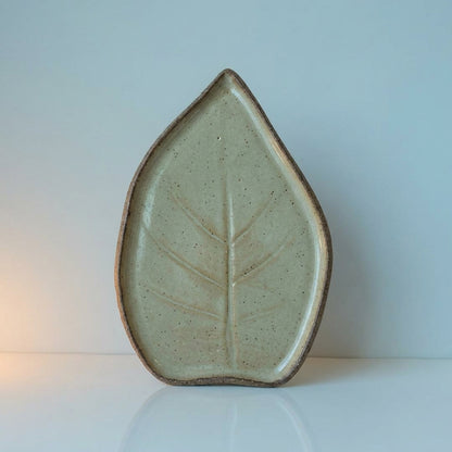 Travessa Folha Natural em cerâmica artesanal — tamanho 23CM x 19CM, argila Flocos, esmalte Verde Pompeia