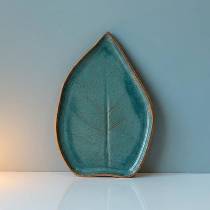 Travessa Folha Natural em cerâmica artesanal — tamanho 30CM x 25CM, argila Cappuccino, esmalte Verde Exército