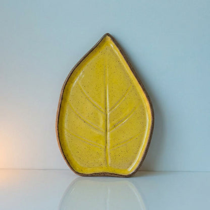 Travessa Folha Natural em cerâmica artesanal — tamanho 30CM x 25CM, argila Flocos, esmalte Amarelo Intenso