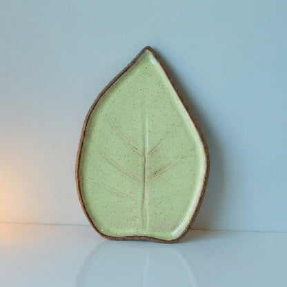 Travessa Folha Natural em cerâmica artesanal — tamanho 30CM x 25CM, argila Flocos, esmalte Verde Menta