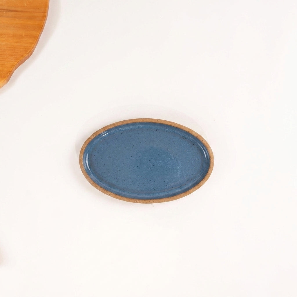Travessa Oval em cerâmica artesanal — tamanho 20CM x 12CM, argila Cappuccino, esmalte Azul Safira
