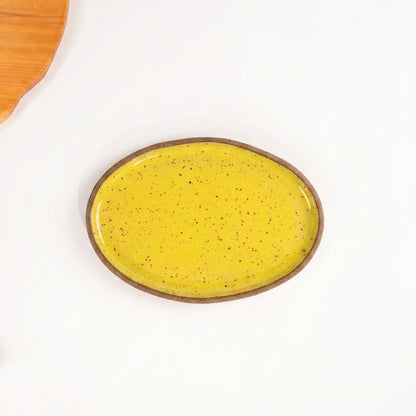 Travessa Oval em cerâmica artesanal — tamanho 25CM x 18CM, argila Flocos, esmalte Amarelo Intenso