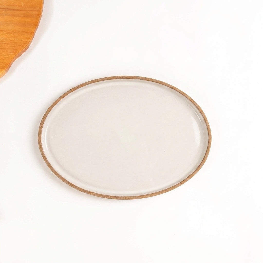 Travessa Oval em cerâmica artesanal — tamanho 28CM x 20CM, argila Cappuccino, esmalte Branco AMME