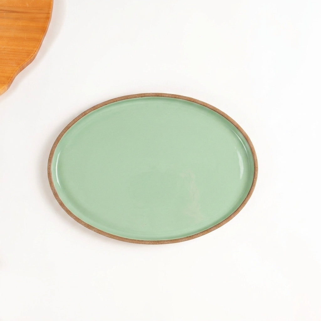 Travessa Oval em cerâmica artesanal — tamanho 28CM x 20CM, argila Cappuccino, esmalte Verde Menta
