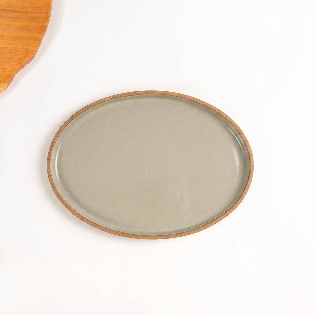 Travessa Oval em cerâmica artesanal — tamanho 28CM x 20CM, argila Cappuccino, esmalte Verde Pompeia