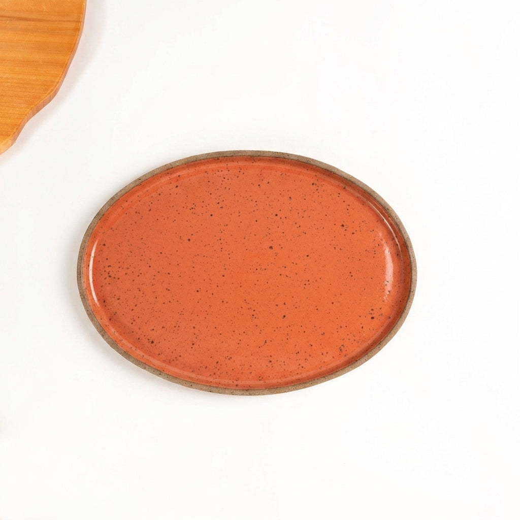 Travessa Oval em cerâmica artesanal — tamanho 28CM x 20CM, argila Flocos, esmalte Laranja Intenso