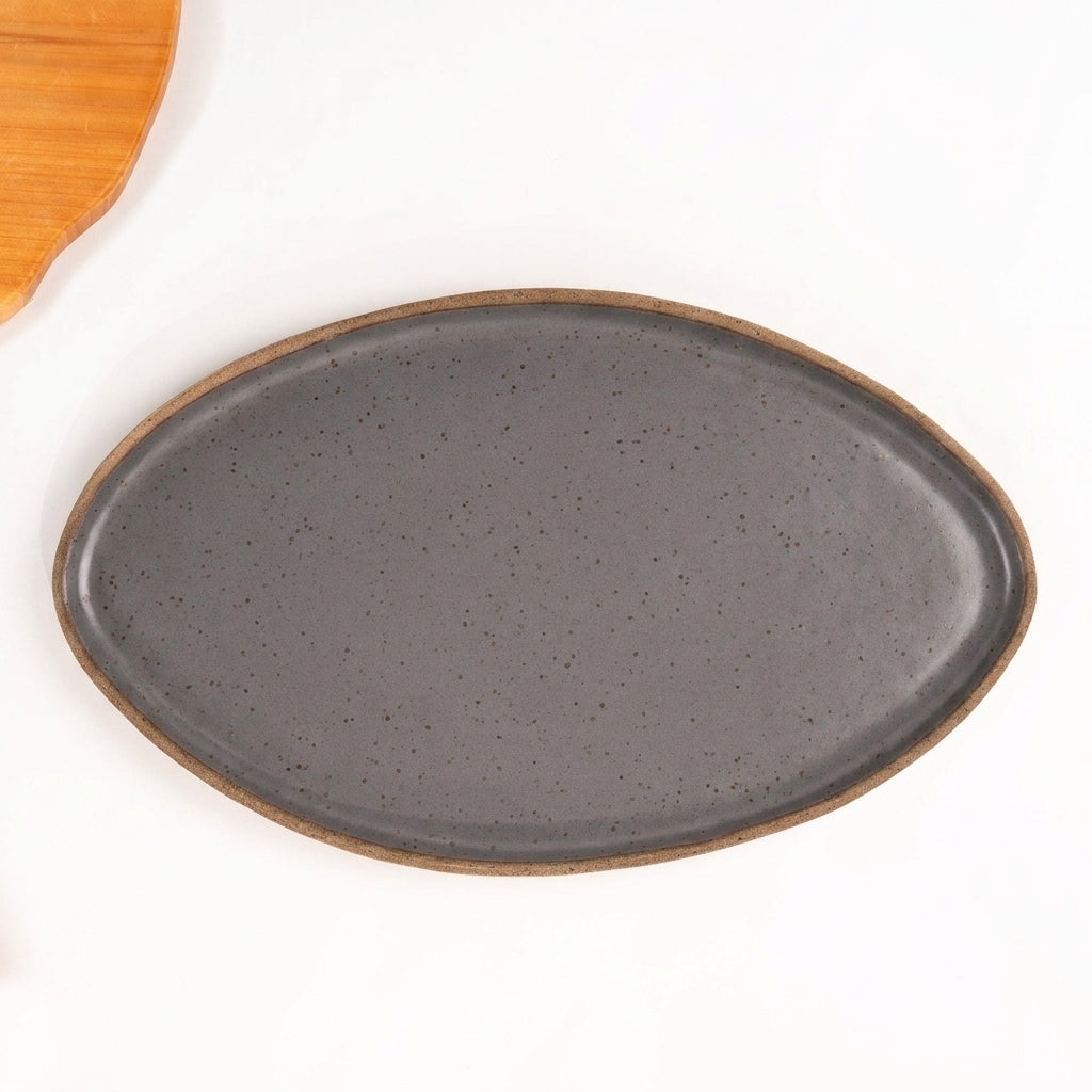 Travessa Oval em cerâmica artesanal — tamanho 40CM x 24CM, argila Flocos, esmalte Grafite