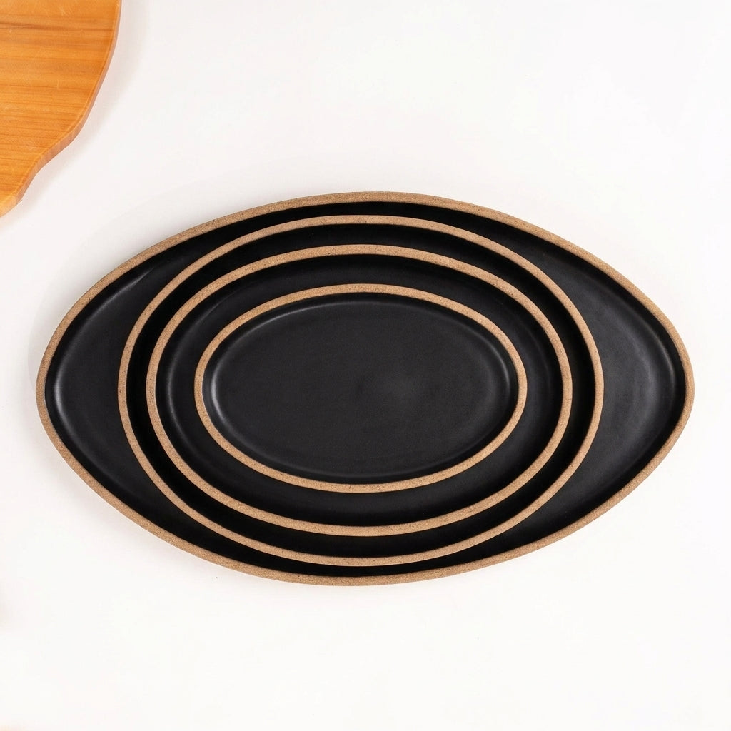 Travessa Oval em cerâmica artesanal — tamanho KIT 4 TAMANHOS, argila Cappuccino, esmalte Preto Acetinado