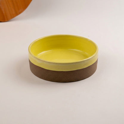 Travessa Redonda Borda Reta (esmalte fora até o meio) em cerâmica artesanal — tamanho 20CM Ø x 6CM A, argila Cappuccino, esmalte Amarelo Intenso