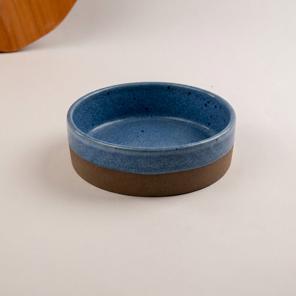 Travessa Redonda Borda Reta (esmalte fora até o meio) em cerâmica artesanal — tamanho 20CM Ø x 6CM A, argila Cappuccino, esmalte Azul Safira