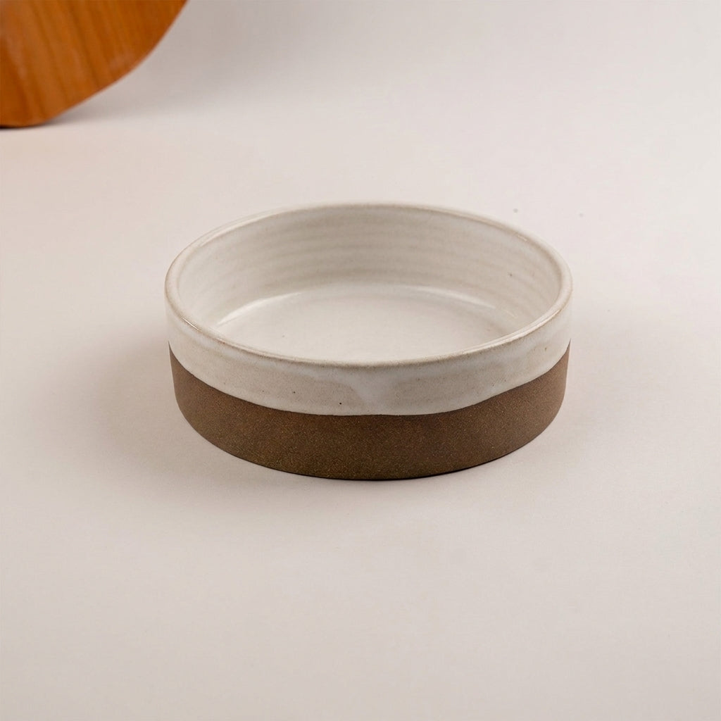 Travessa Redonda Borda Reta (esmalte fora até o meio) em cerâmica artesanal — tamanho 20CM Ø x 6CM A, argila Cappuccino, esmalte Branco AMME