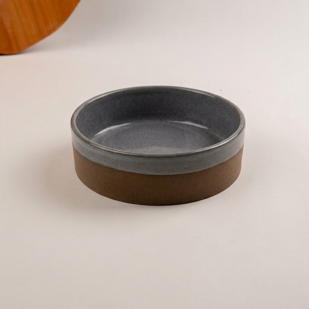 Travessa Redonda Borda Reta (esmalte fora até o meio) em cerâmica artesanal — tamanho 20CM Ø x 6CM A, argila Cappuccino, esmalte Grafite