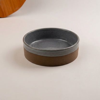 Travessa Redonda Borda Reta (esmalte fora até o meio) em cerâmica artesanal — tamanho 20CM Ø x 6CM A, argila Cappuccino, esmalte Grafite