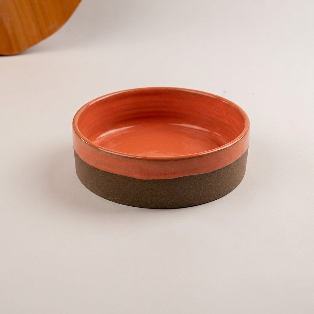 Travessa Redonda Borda Reta (esmalte fora até o meio) em cerâmica artesanal — tamanho 20CM Ø x 6CM A, argila Cappuccino, esmalte Laranja Intenso