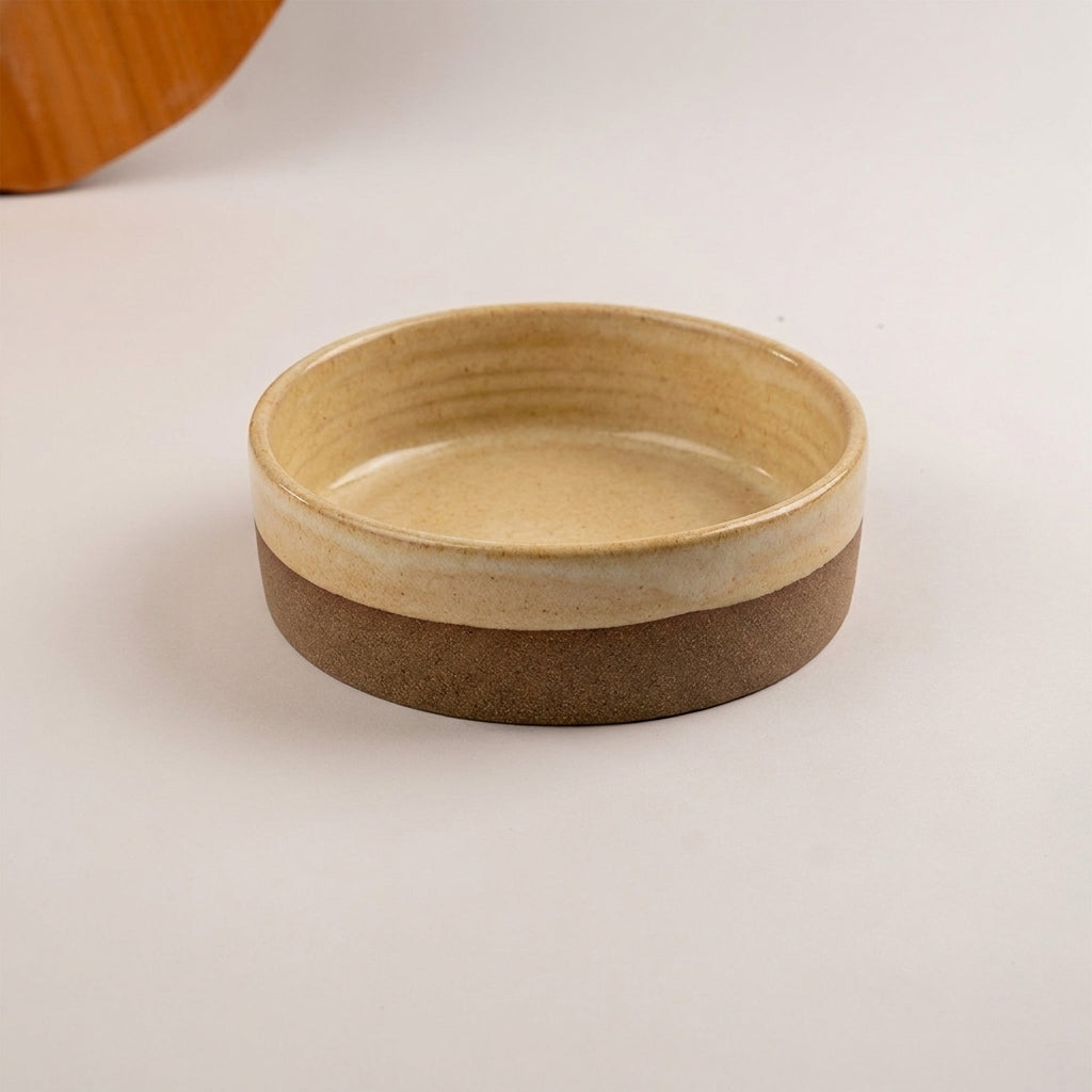Travessa Redonda Borda Reta (esmalte fora até o meio) em cerâmica artesanal — tamanho 20CM Ø x 6CM A, argila Cappuccino, esmalte Pedra Sabão