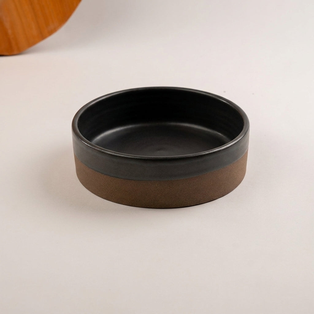 Travessa Redonda Borda Reta (esmalte fora até o meio) em cerâmica artesanal — tamanho 20CM Ø x 6CM A, argila Cappuccino, esmalte Preto Acetinado