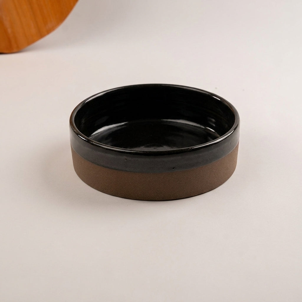 Travessa Redonda Borda Reta (esmalte fora até o meio) em cerâmica artesanal — tamanho 20CM Ø x 6CM A, argila Cappuccino, esmalte Preto Ébano