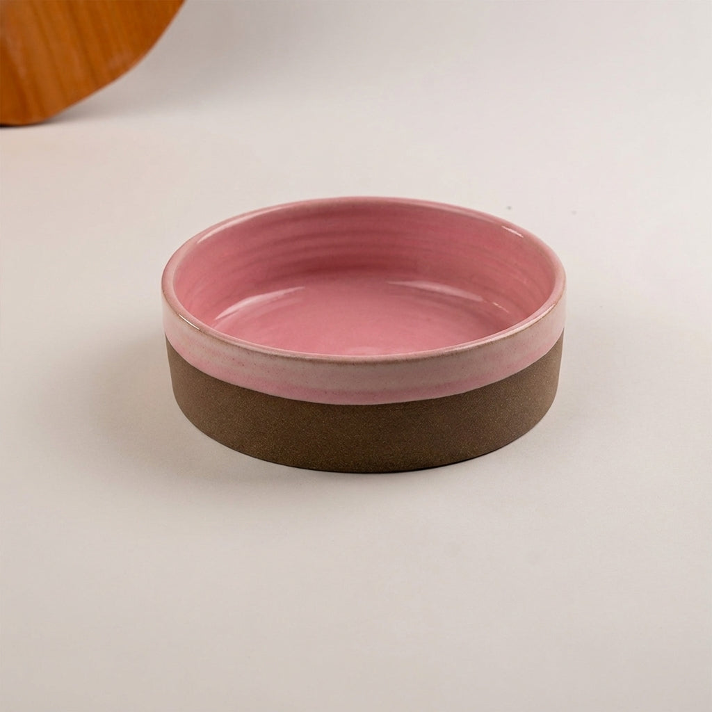 Travessa Redonda Borda Reta (esmalte fora até o meio) em cerâmica artesanal — tamanho 20CM Ø x 6CM A, argila Cappuccino, esmalte Rosa Barbie
