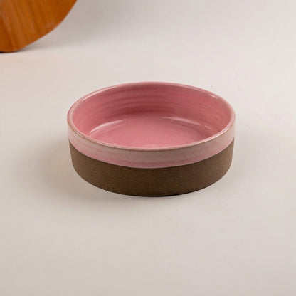Travessa Redonda Borda Reta (esmalte fora até o meio) em cerâmica artesanal — tamanho 20CM Ø x 6CM A, argila Cappuccino, esmalte Rosa Barbie